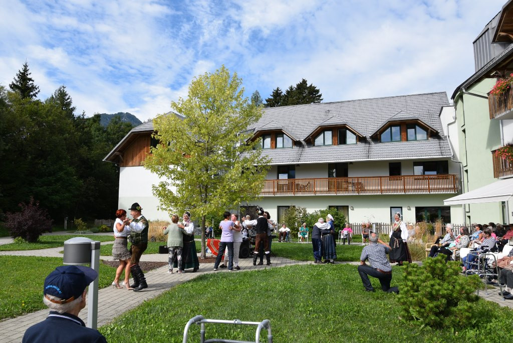 Slovenska glasba in ples v parku doma Viharnik