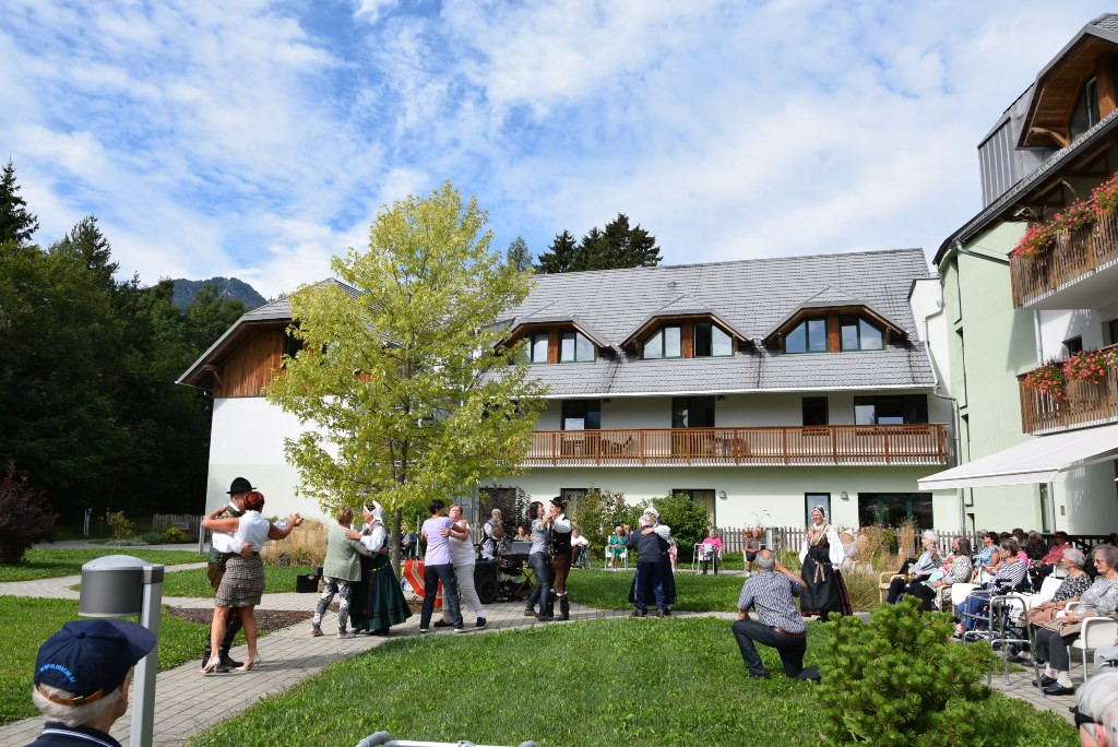 Slovenska glasba in ples v parku doma Viharnik