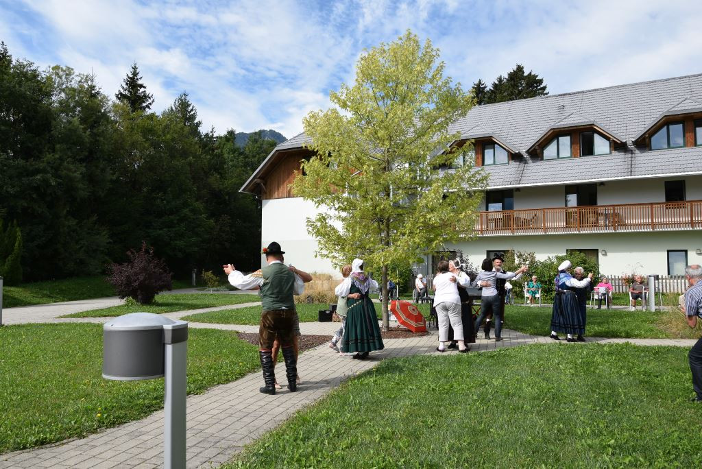 Slovenska glasba in ples v parku doma Viharnik