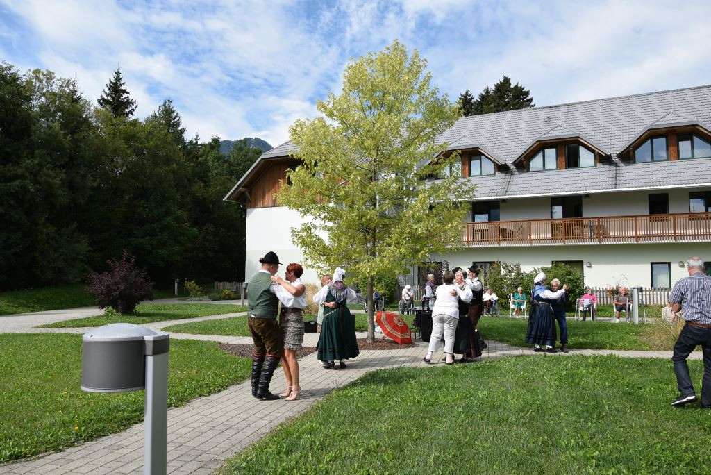 Slovenska glasba in ples v parku doma Viharnik