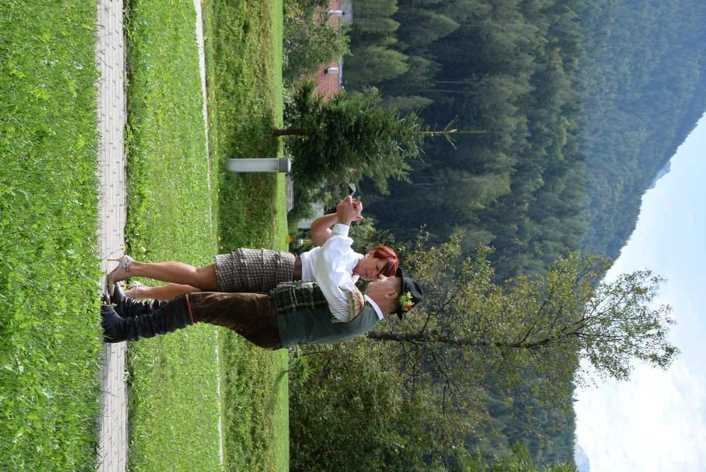 Slovenska glasba in ples v parku doma Viharnik