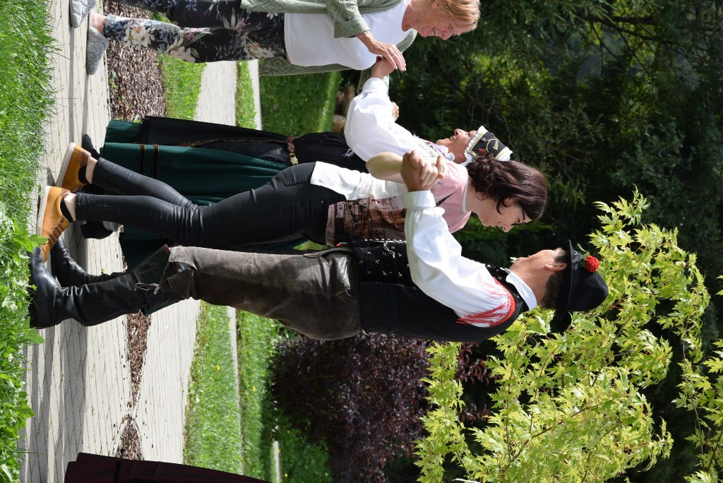 Slovenska glasba in ples v parku doma Viharnik