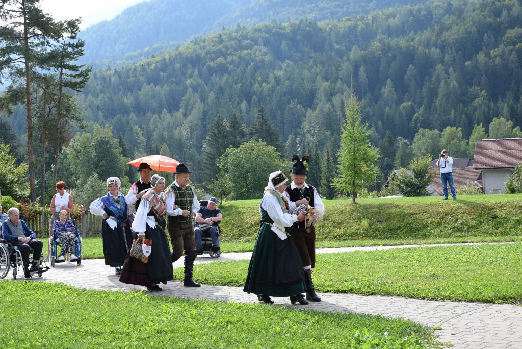 Slovenska glasba in ples v parku doma Viharnik