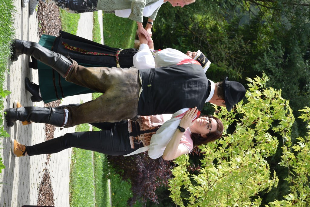 Slovenska glasba in ples v parku doma Viharnik