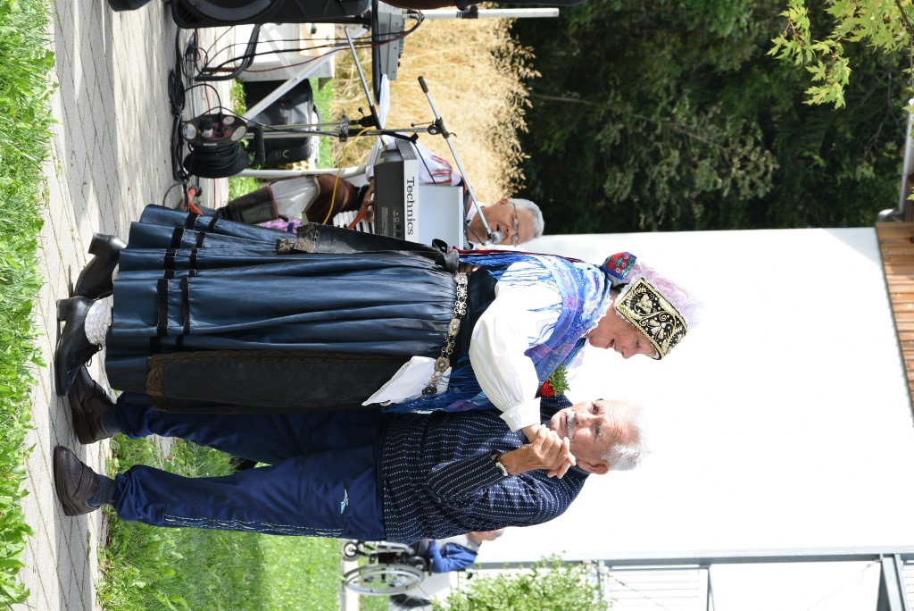 Slovenska glasba in ples v parku doma Viharnik