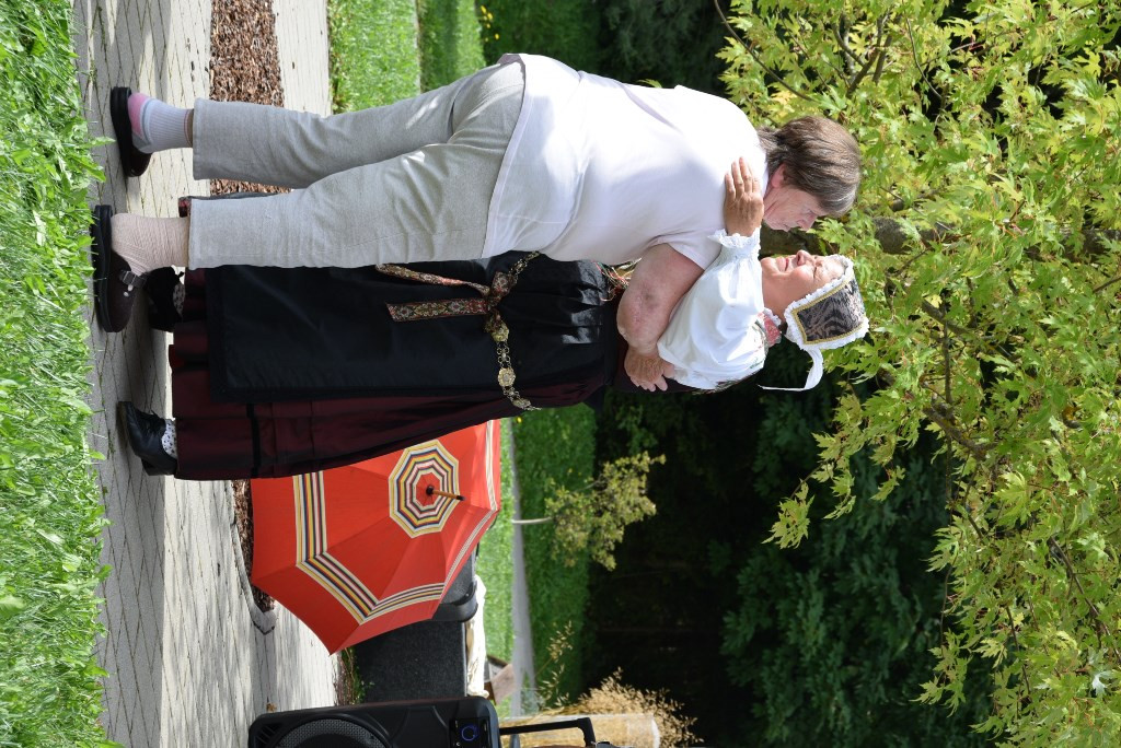 Slovenska glasba in ples v parku doma Viharnik