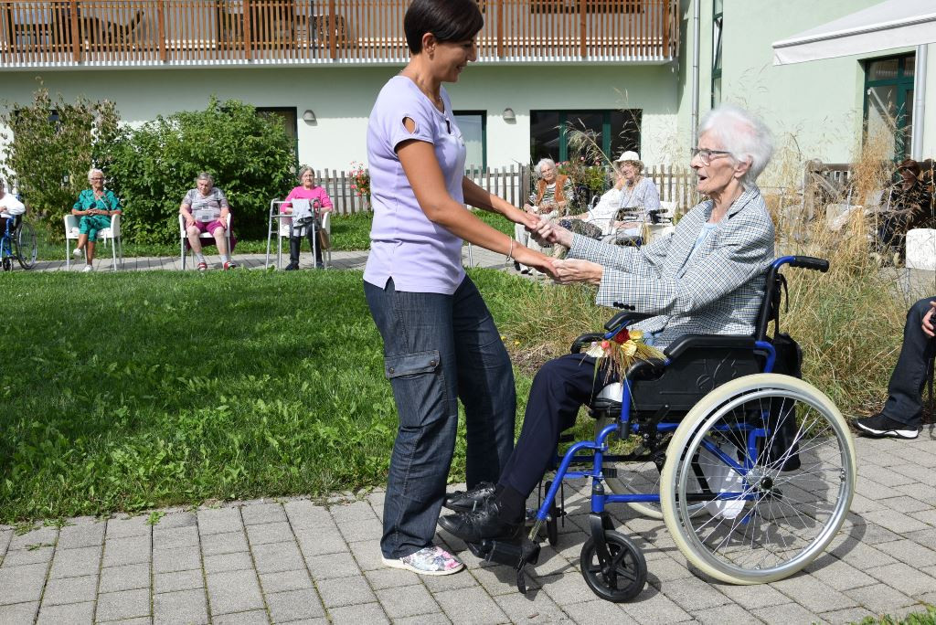 Slovenska glasba in ples v parku doma Viharnik