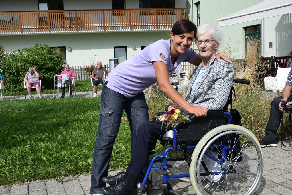 Slovenska glasba in ples v parku doma Viharnik