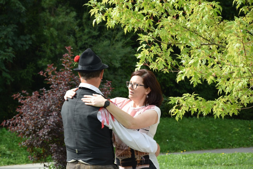 Slovenska glasba in ples v parku doma Viharnik