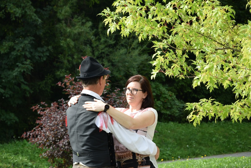 Slovenska glasba in ples v parku doma Viharnik