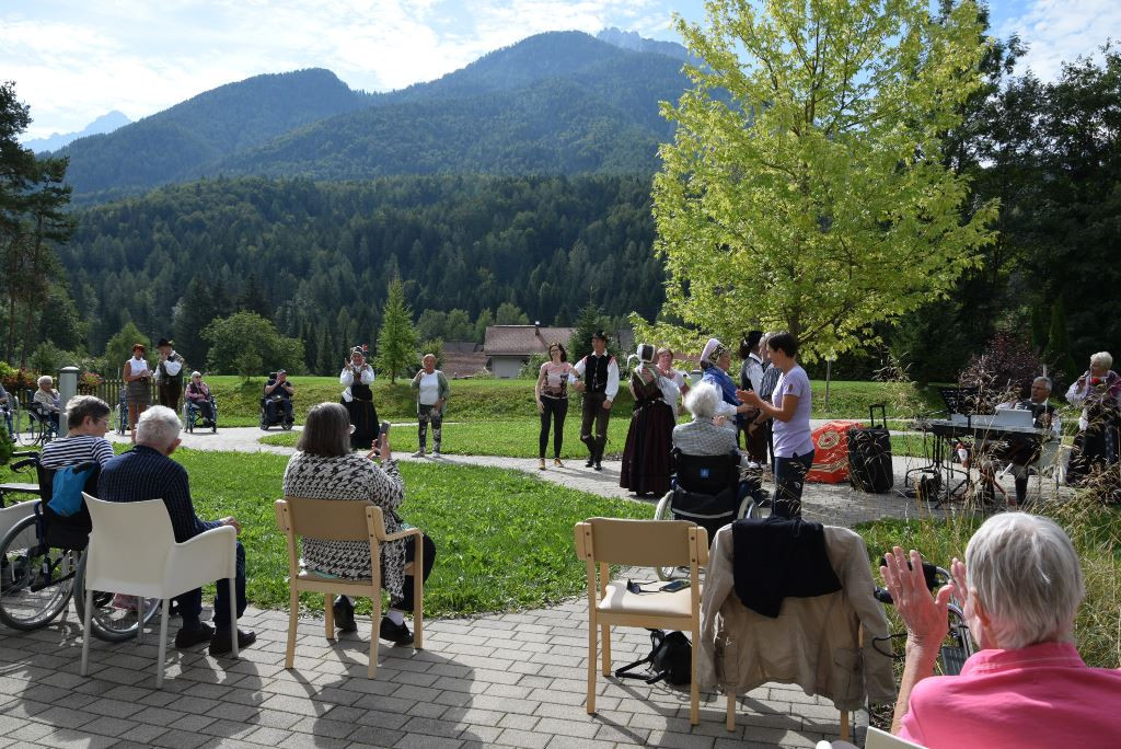 Slovenska glasba in ples v parku doma Viharnik