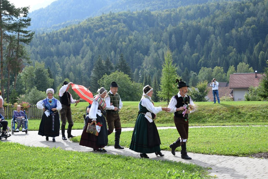Slovenska glasba in ples v parku doma Viharnik