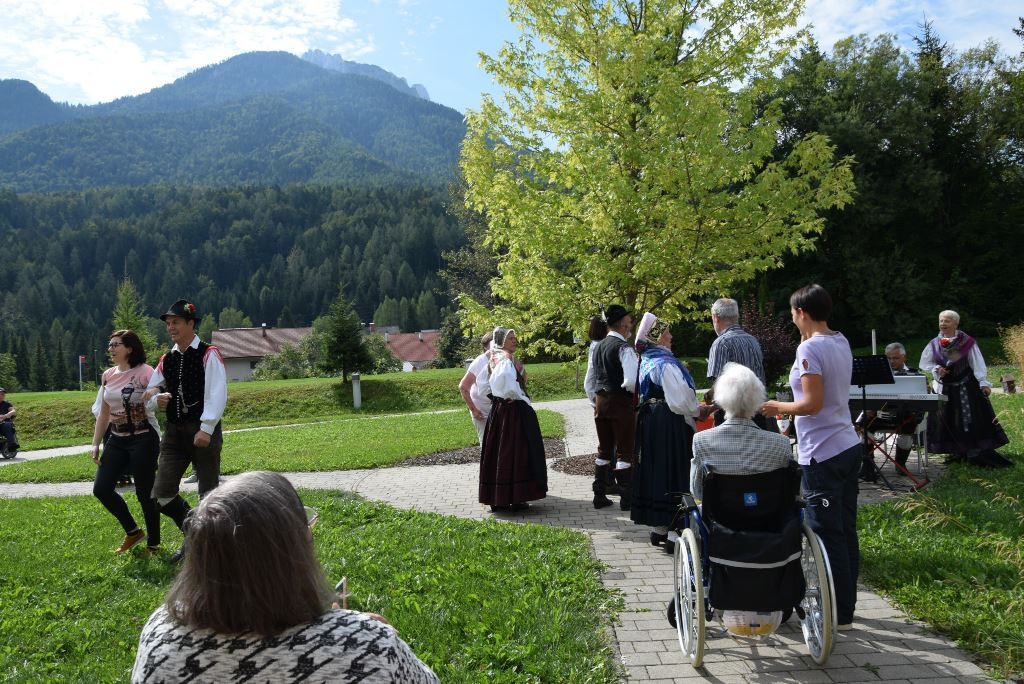 Slovenska glasba in ples v parku doma Viharnik