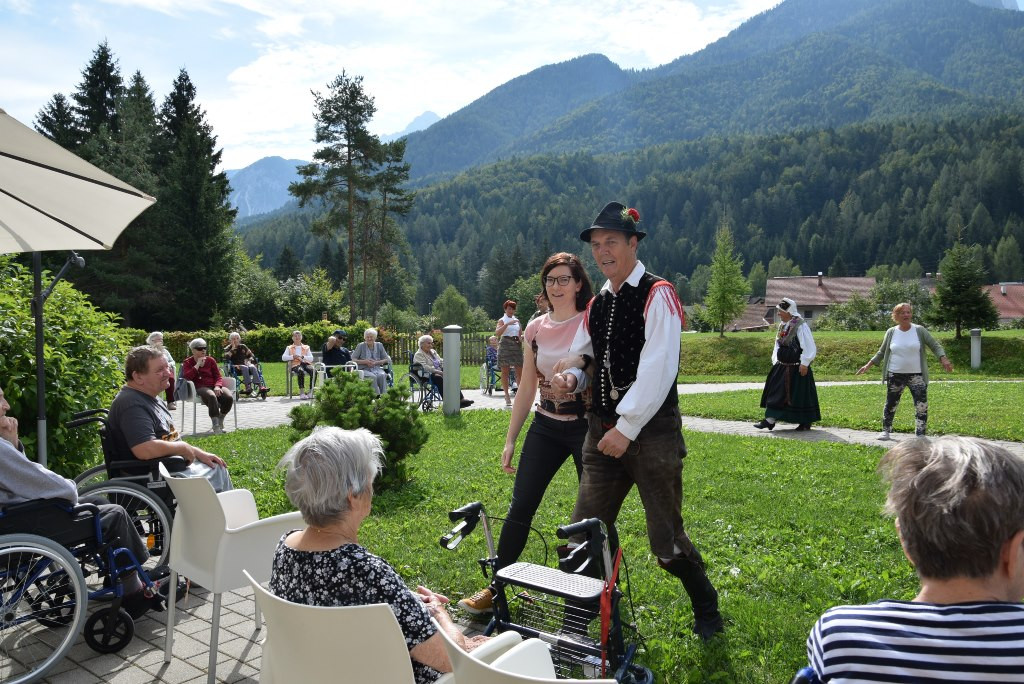 Slovenska glasba in ples v parku doma Viharnik