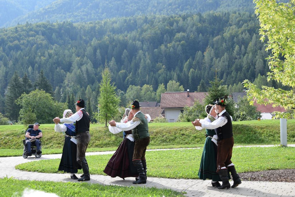 Slovenska glasba in ples v parku doma Viharnik