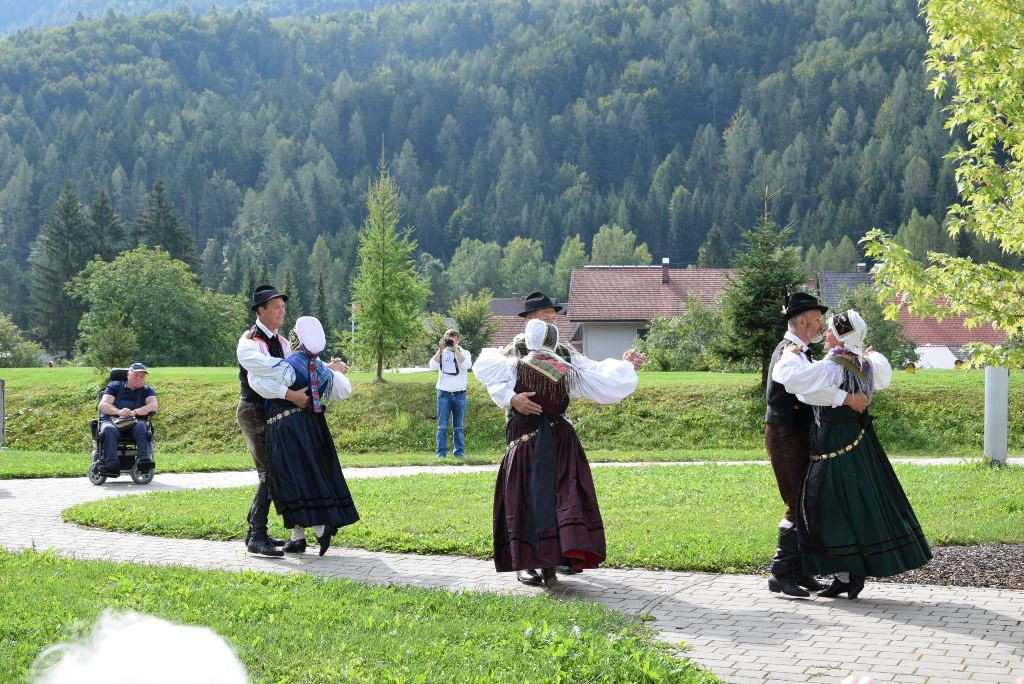 Slovenska glasba in ples v parku doma Viharnik