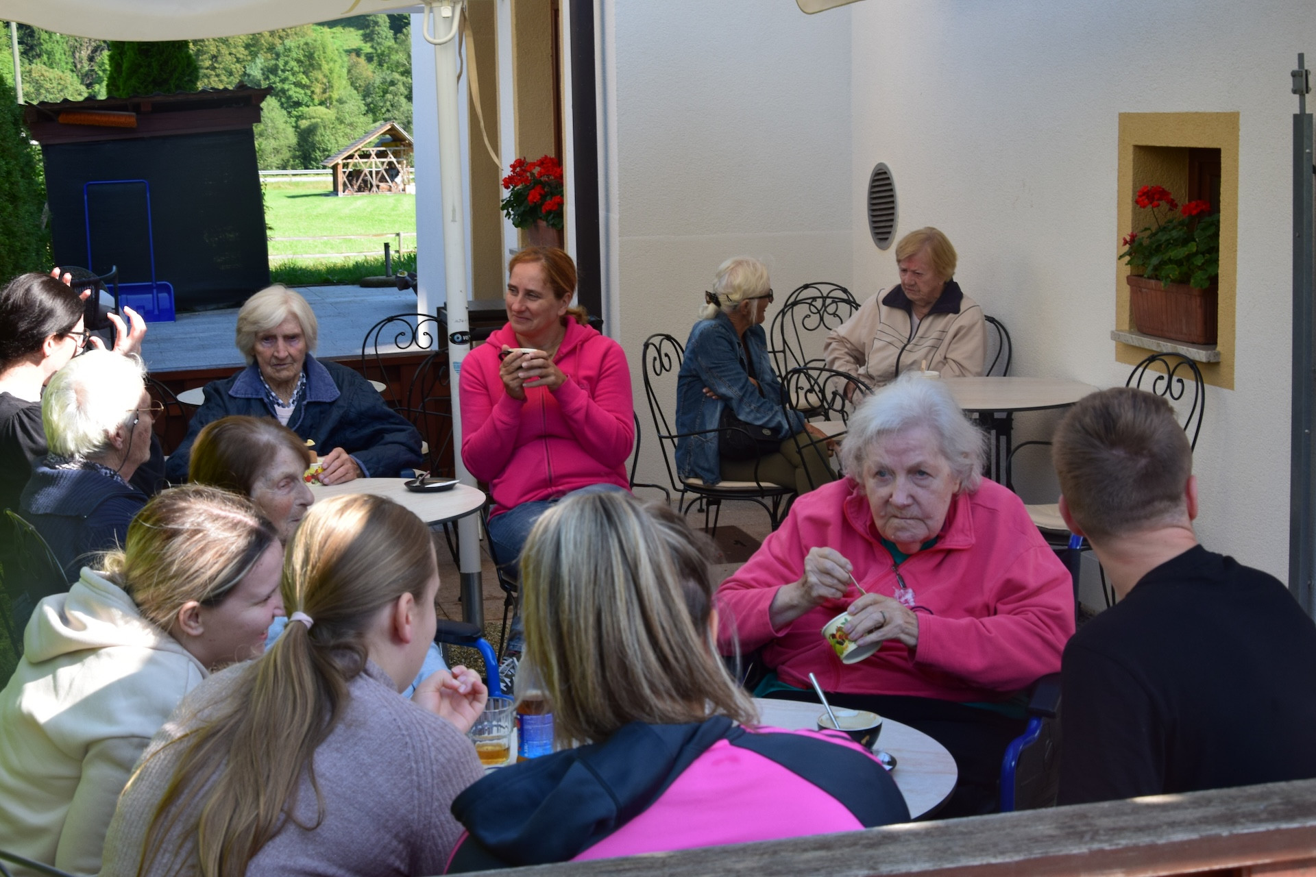 Sprehod in kavica v Kranjski Gori