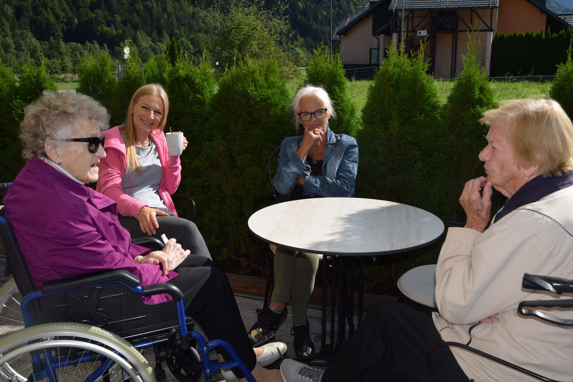 Sprehod in kavica v Kranjski Gori