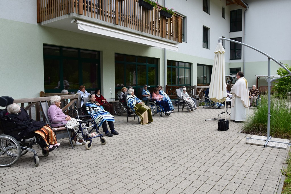 Sveta Maša v parku doma Viharnik
