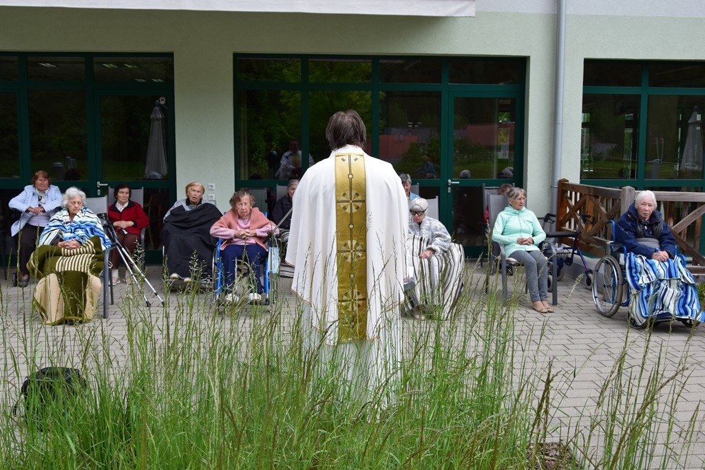 Sveta Maša v parku doma Viharnik