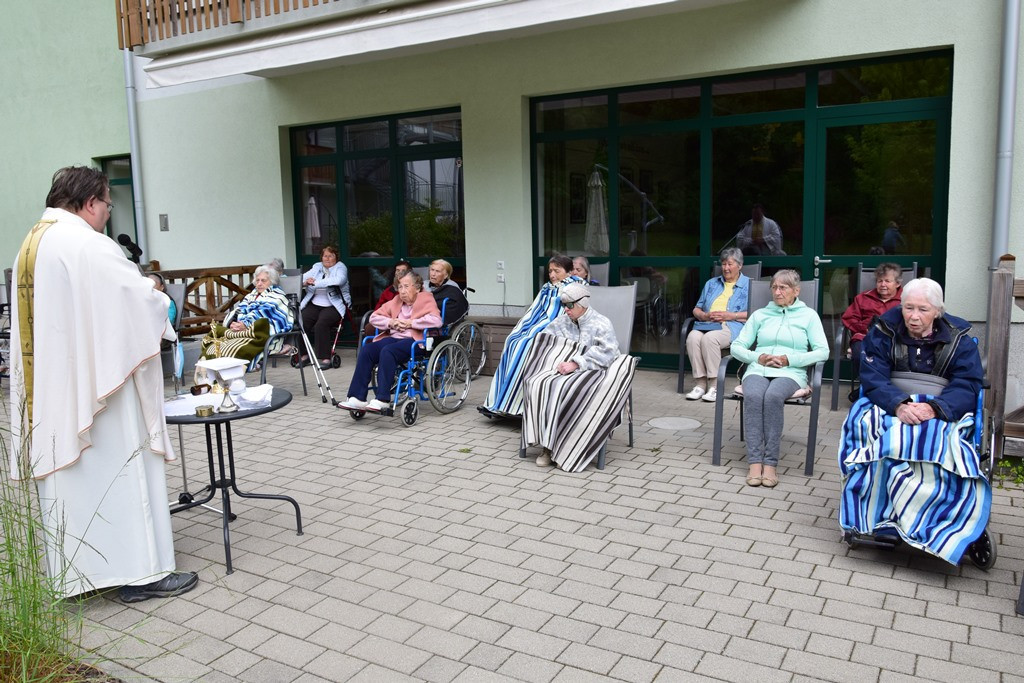 Sveta Maša v parku doma Viharnik