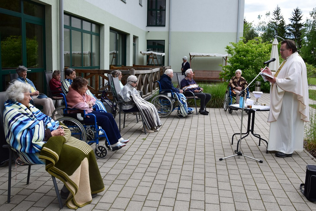 Sveta Maša v parku doma Viharnik