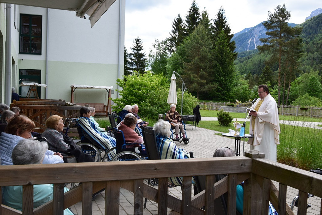 Sveta Maša v parku doma Viharnik
