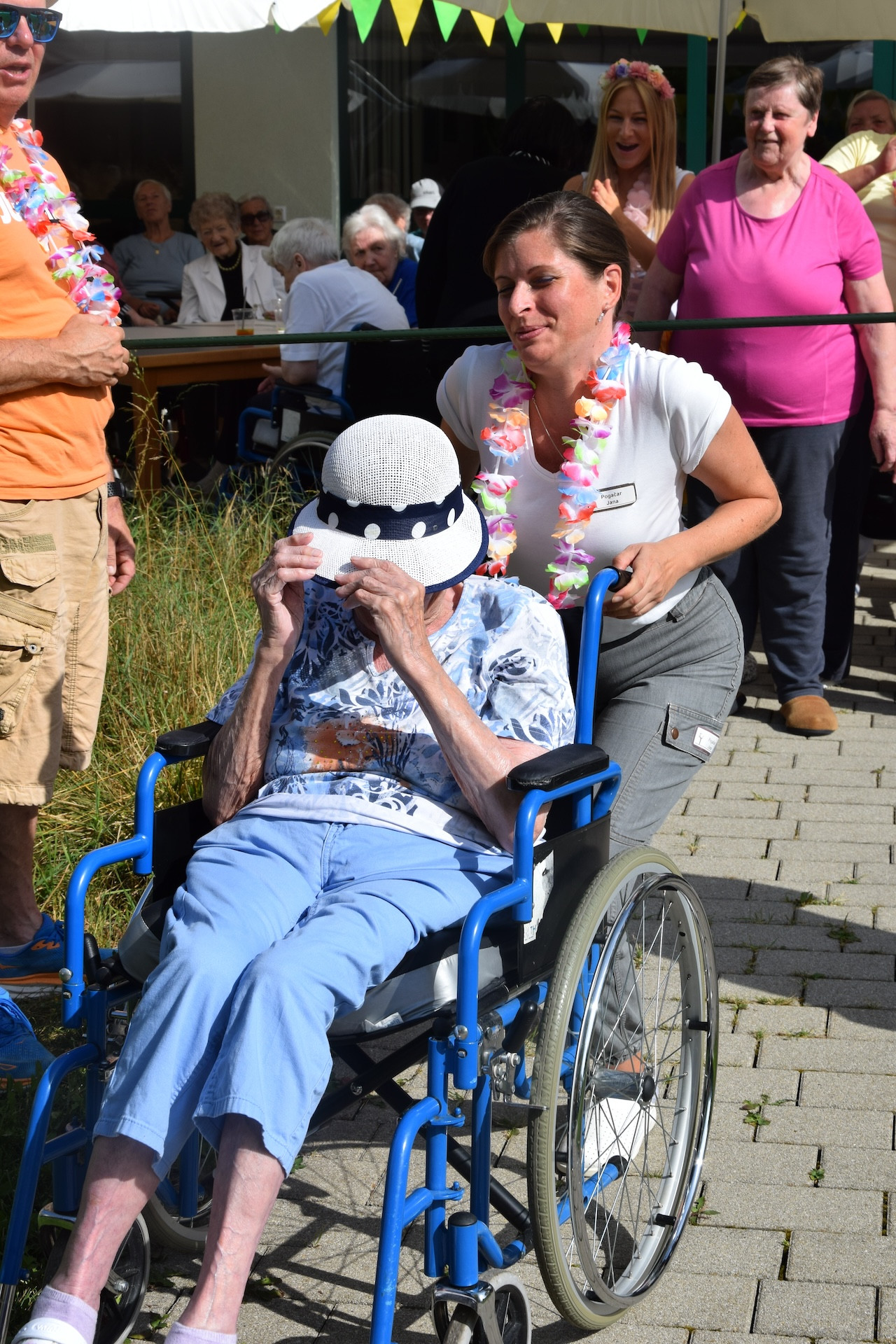 Ta veseli petek - Tropski viharnik