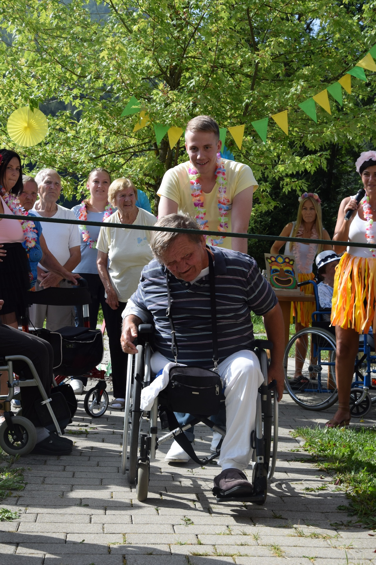 Ta veseli petek - Tropski viharnik