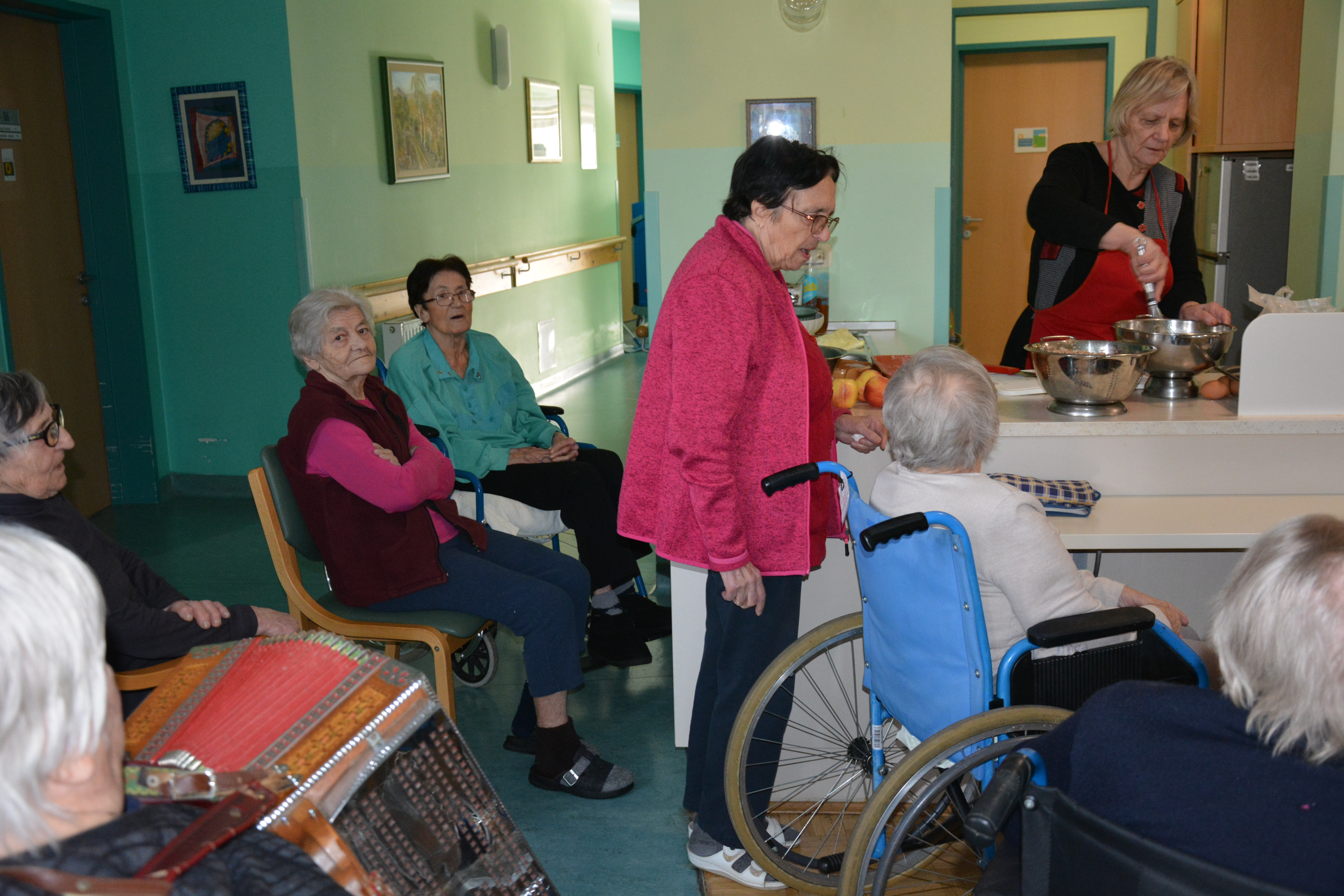 Ajdov narastek z jabolki in suhimi slivami