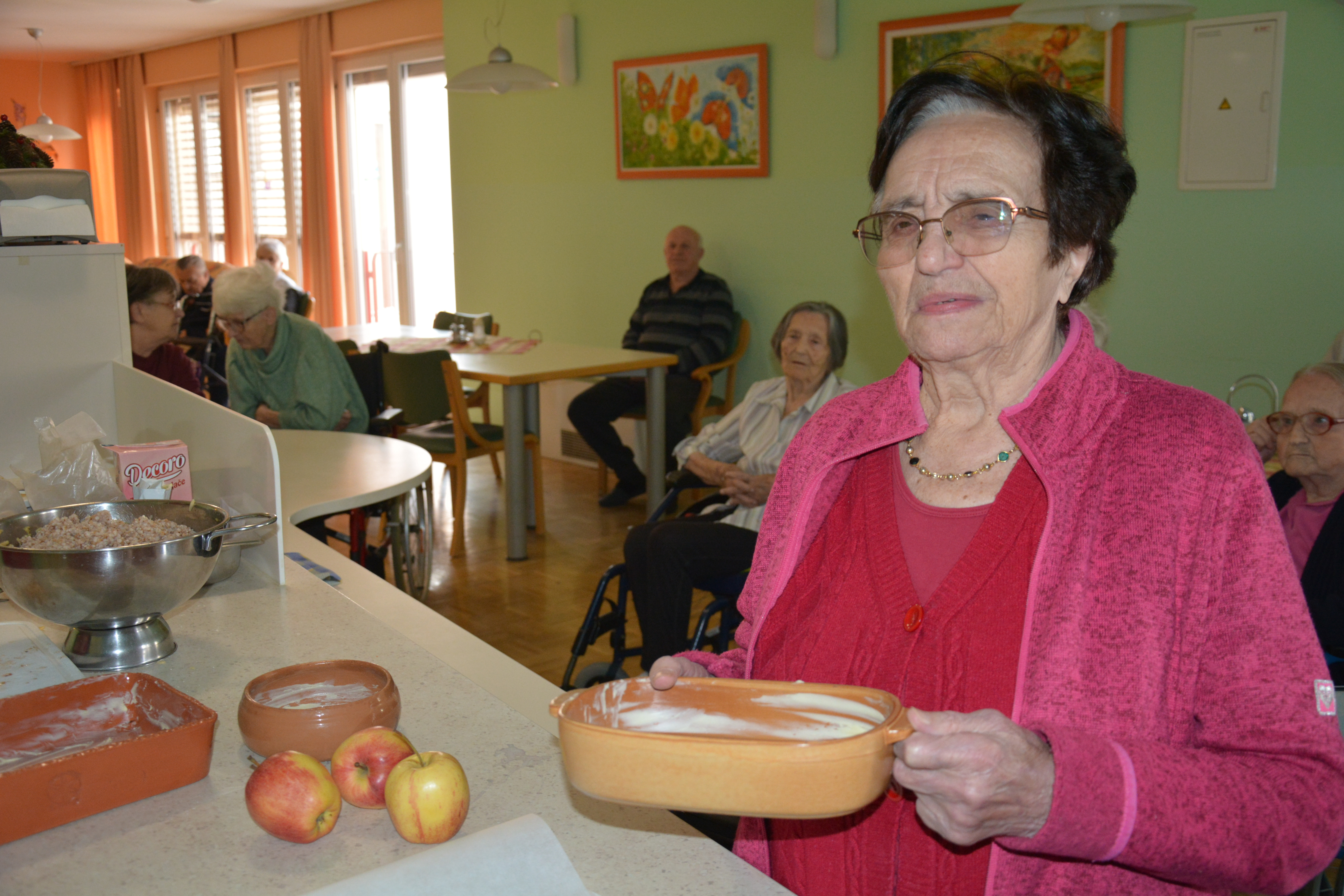 Ajdov narastek z jabolki in suhimi slivami