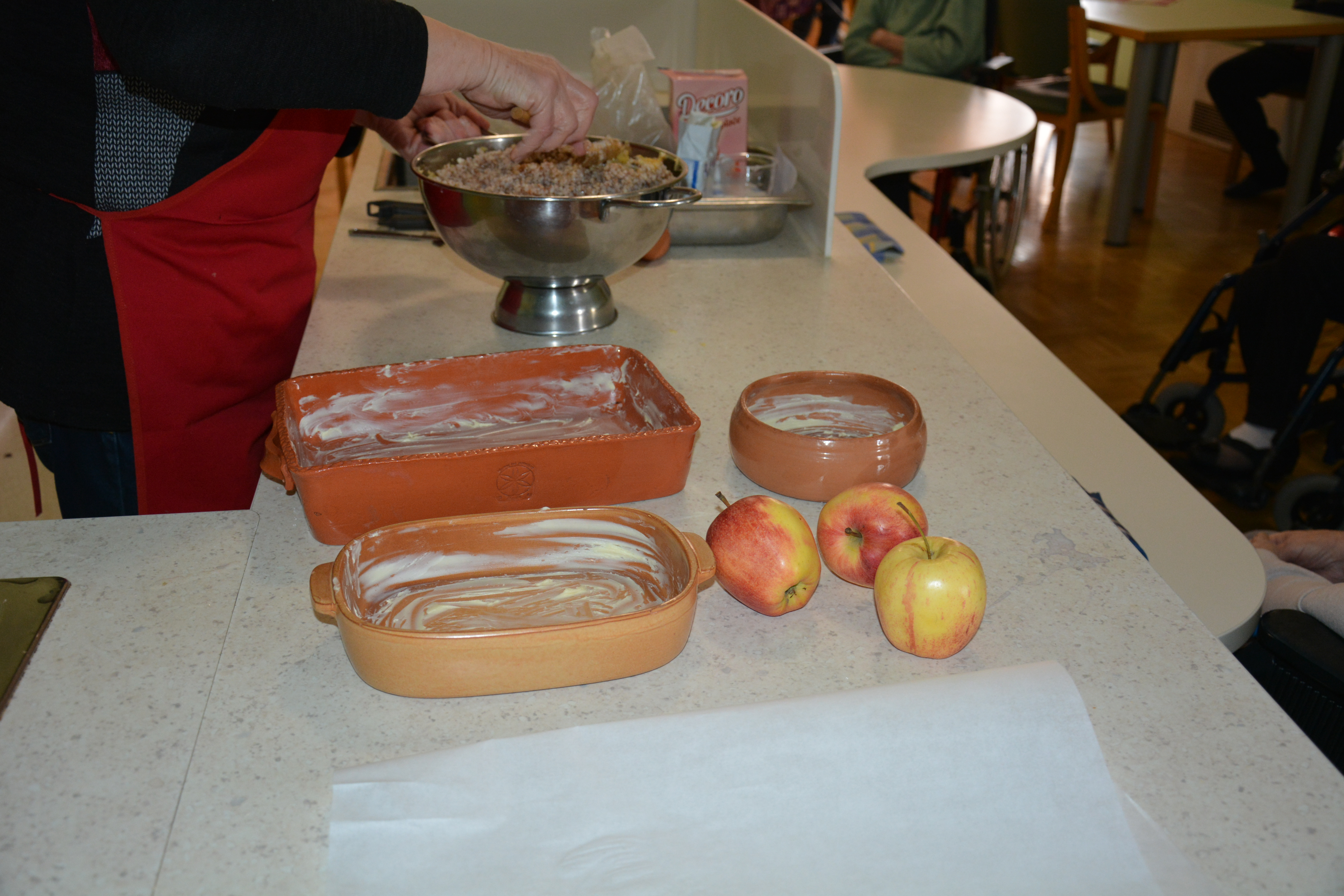 Ajdov narastek z jabolki in suhimi slivami
