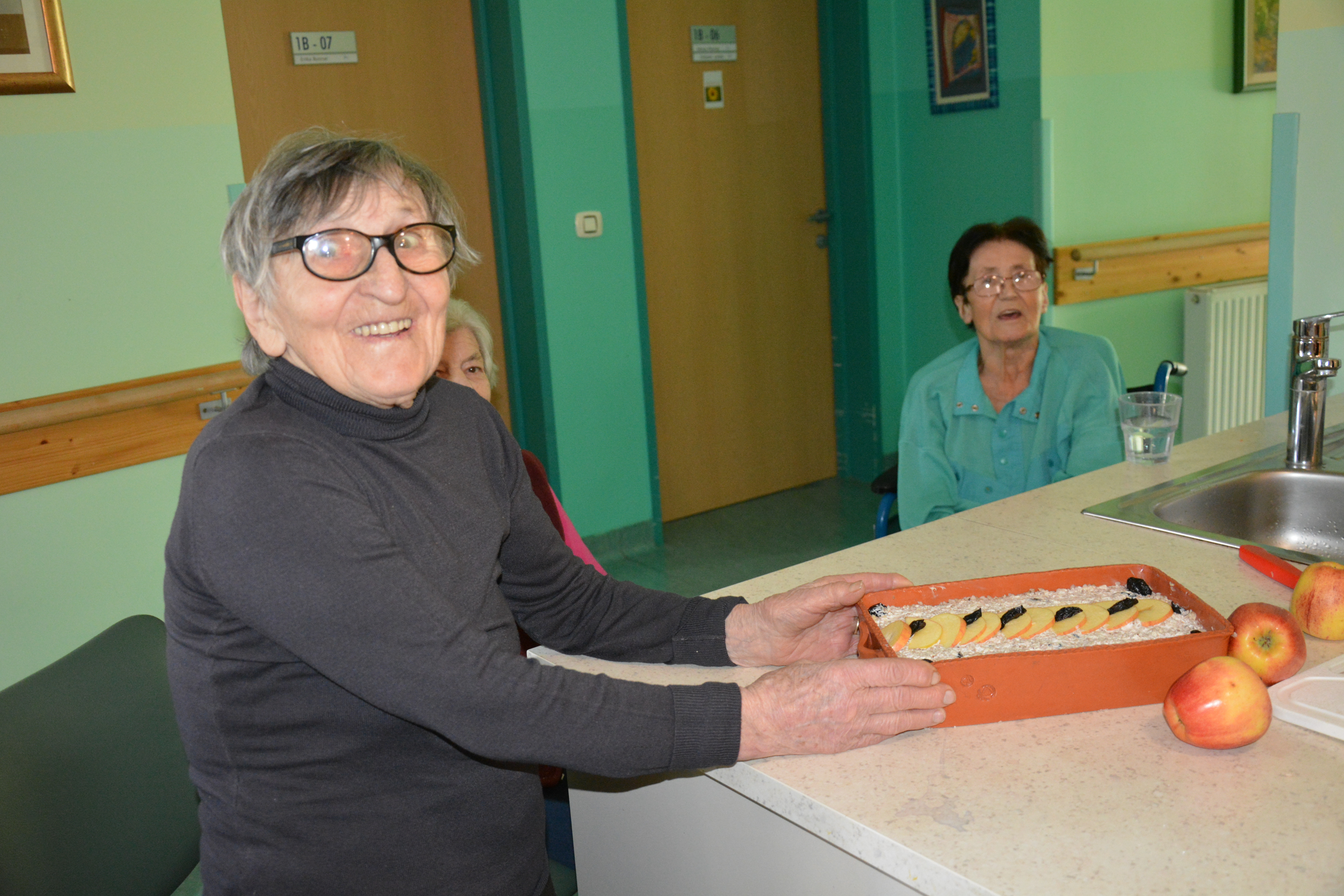 Ajdov narastek z jabolki in suhimi slivami