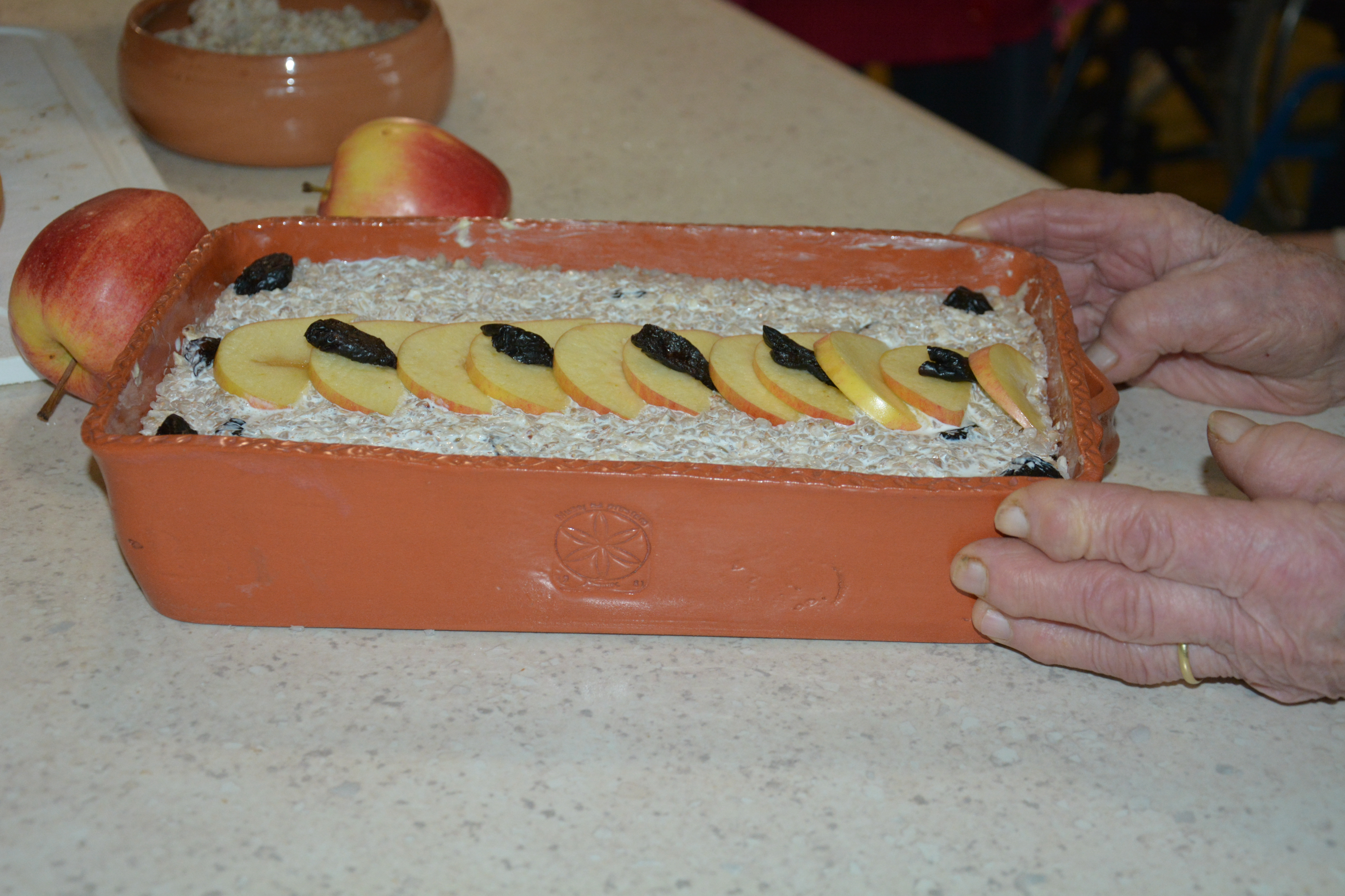 Ajdov narastek z jabolki in suhimi slivami