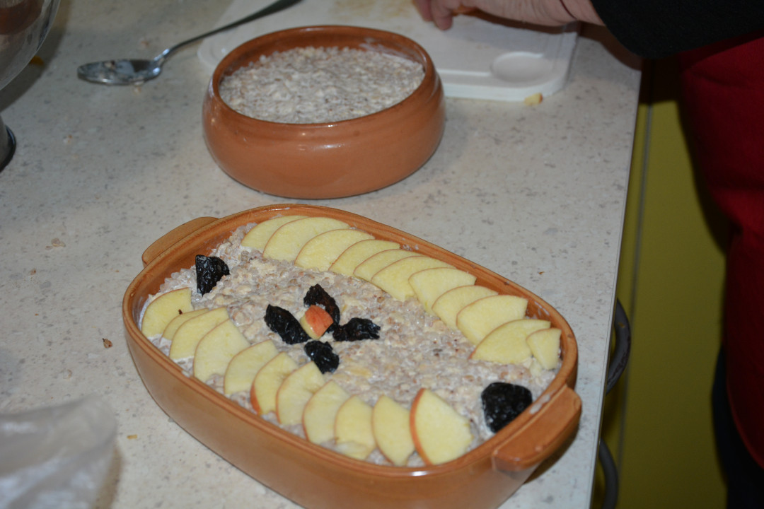 Ajdov narastek z jabolki in suhimi slivami