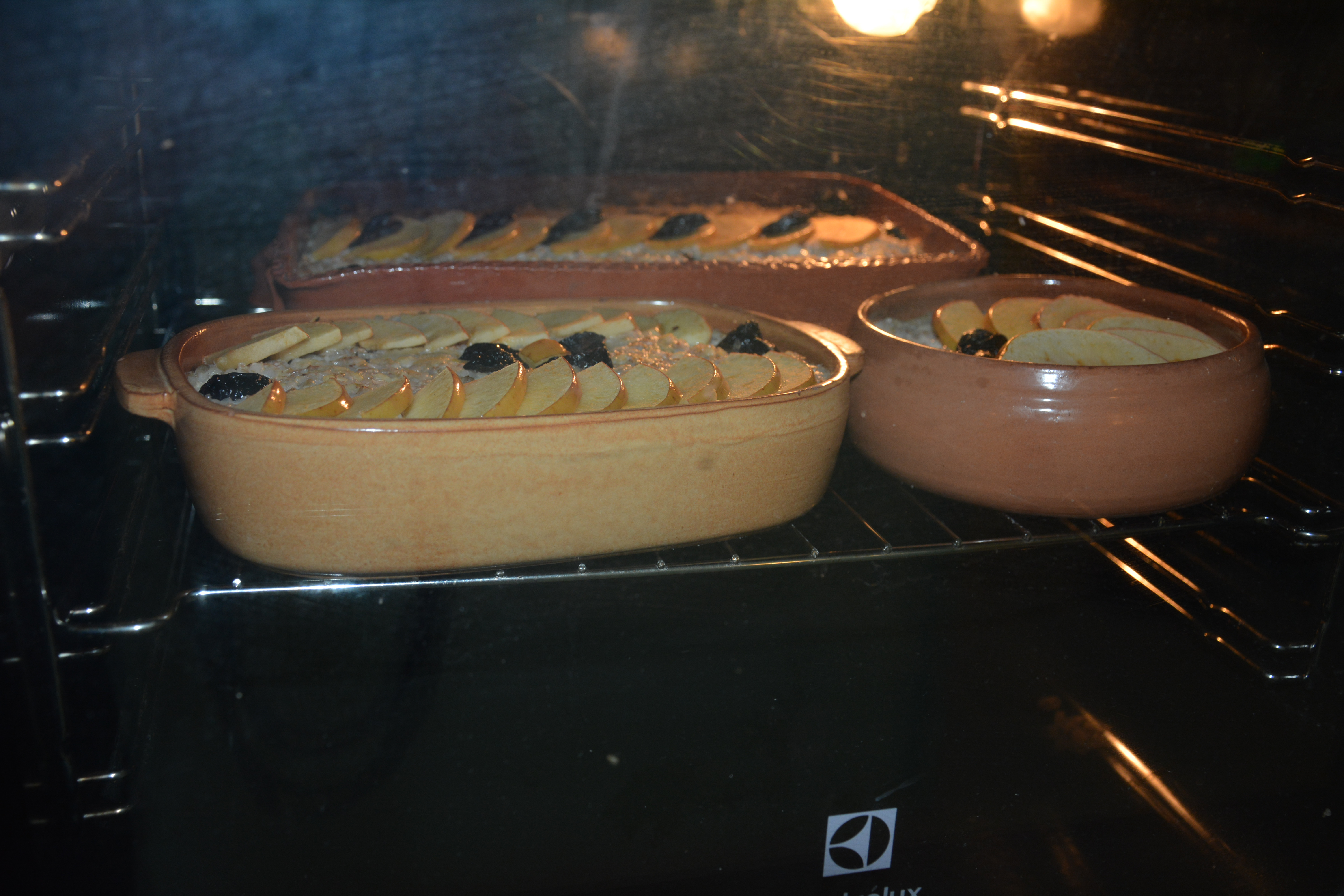 Ajdov narastek z jabolki in suhimi slivami