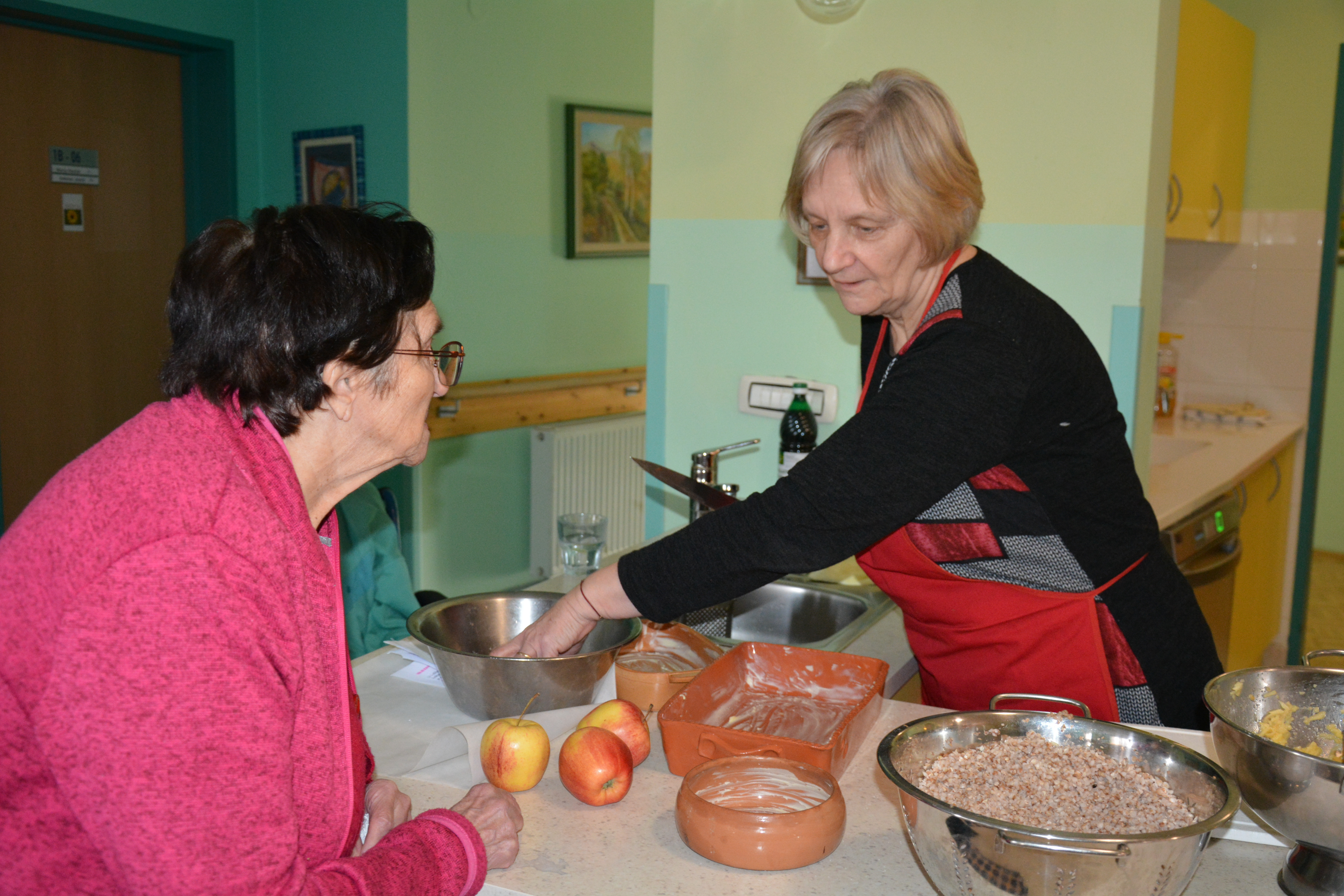 Ajdov narastek z jabolki in suhimi slivami