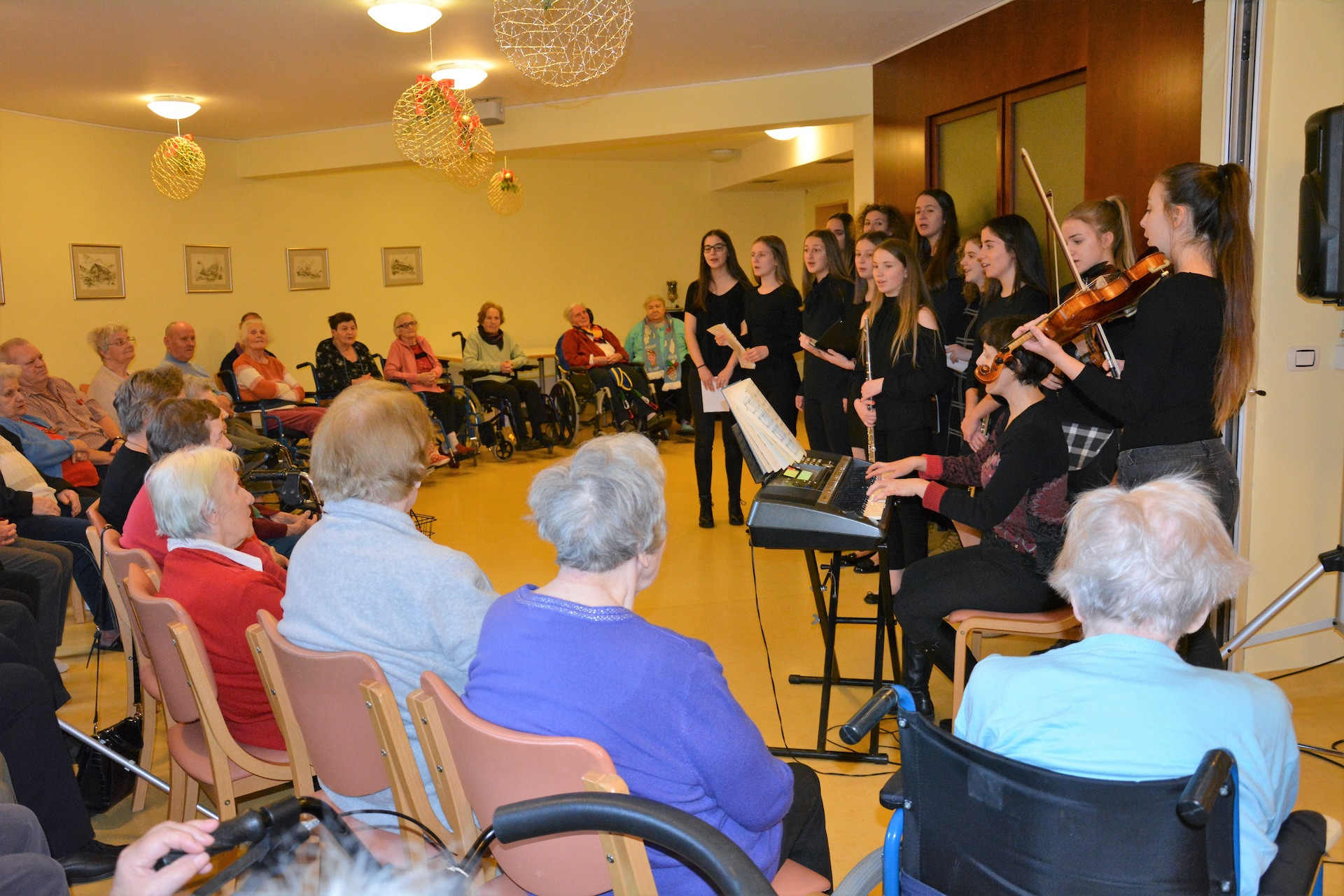 Angelsko petje dekliške skupine Cantabile