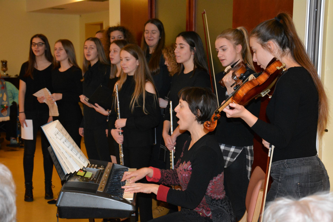 Angelsko petje dekliške skupine Cantabile