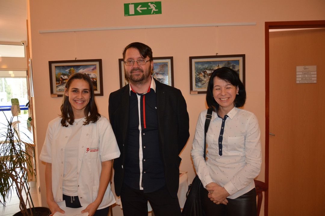 Avlo Pegazovega doma krasijo slike Vladimirja Geršaka