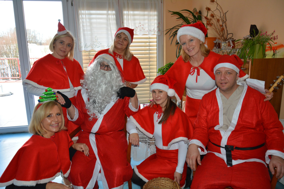 Božični pevski zborček