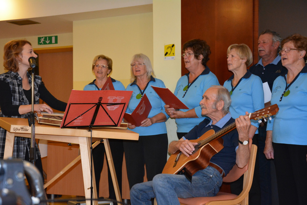 Citrarka Jasmina Levičar ter Zveneče jelše za radost srca