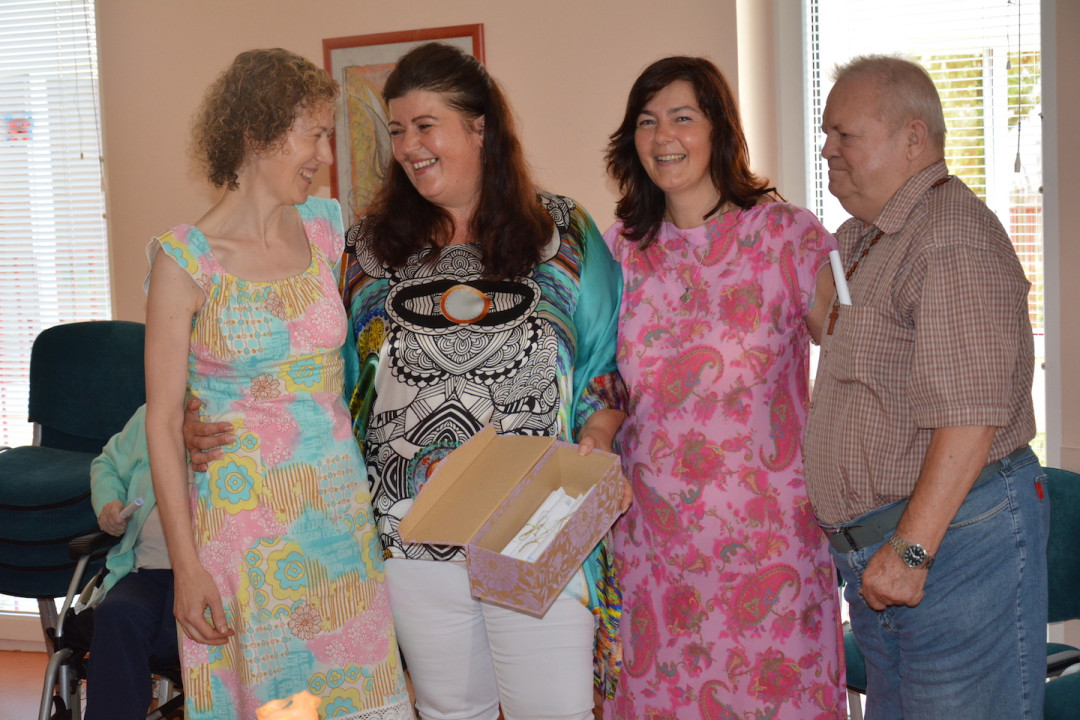 Človek je angel z eno perutjo, če želimo poleteti, se moramo objeti