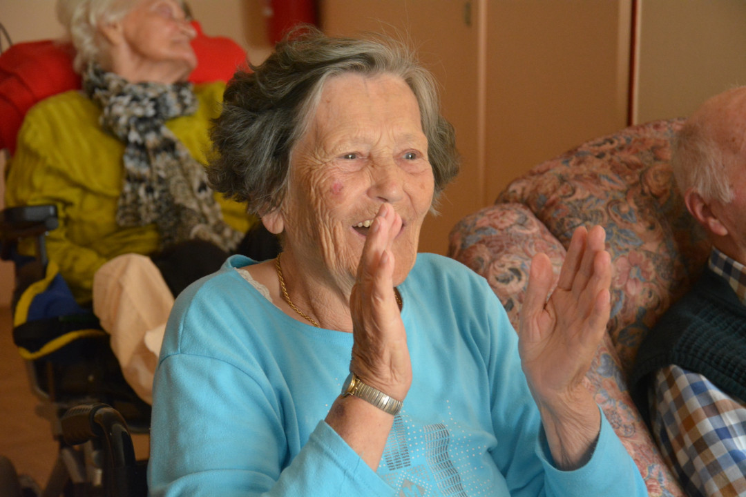 Druženje ob jogi smeha