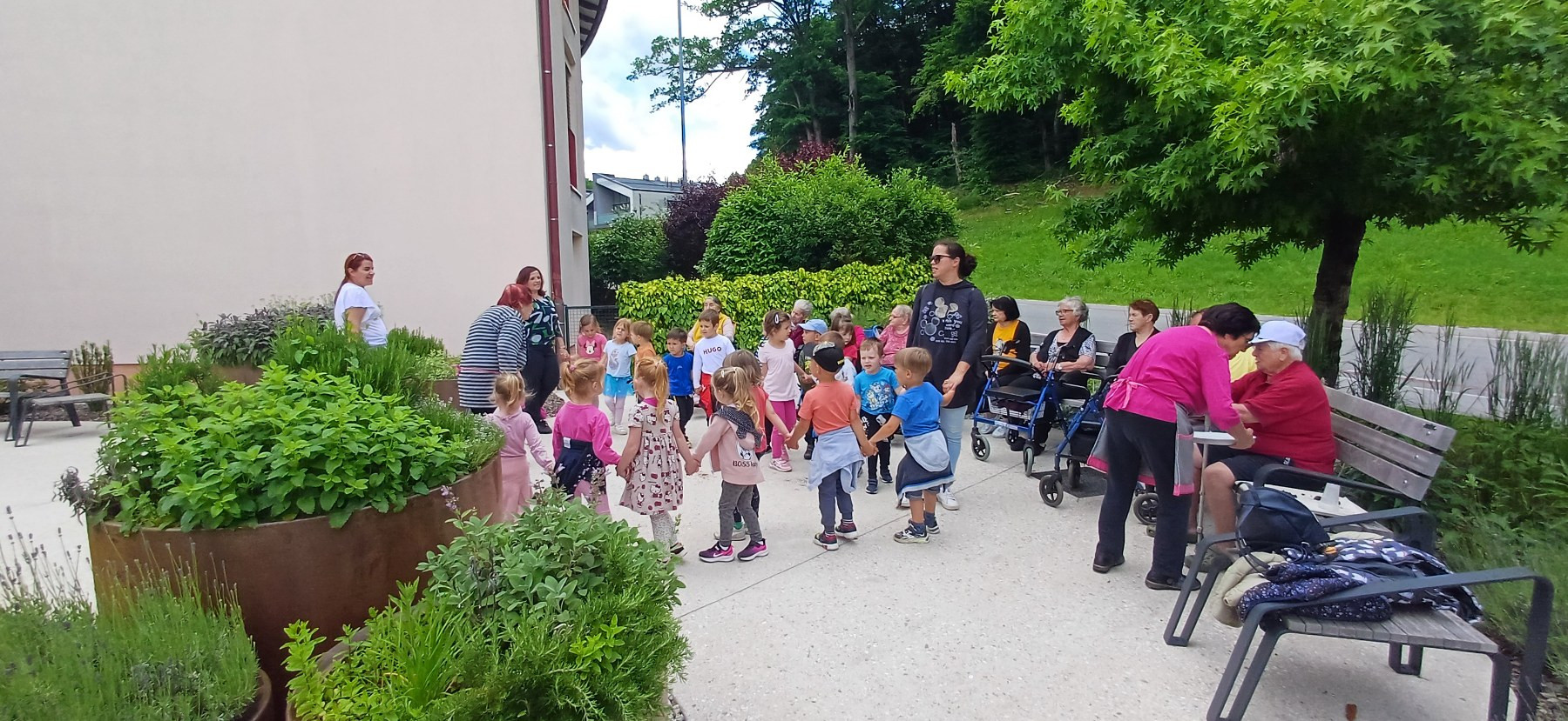 Druženje z otroki v zeliščnem parku