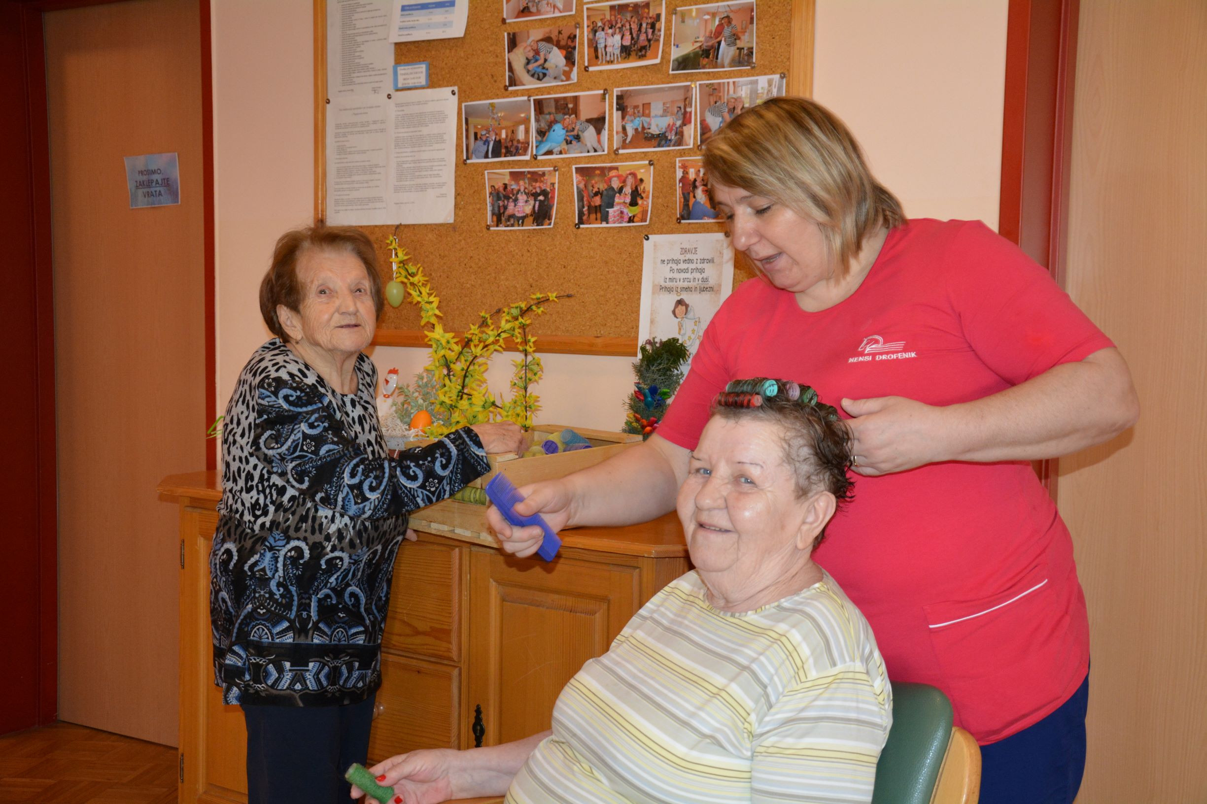 Frizura pri veseli Nensi