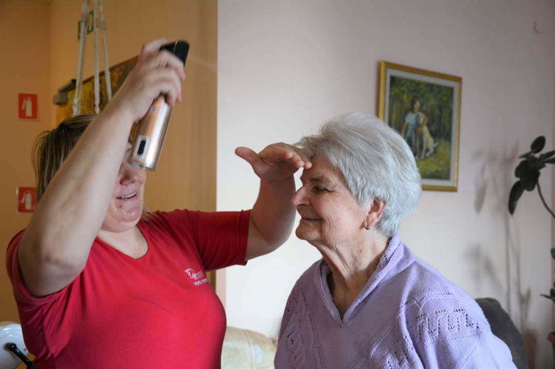 Frizura pri veseli Nensi