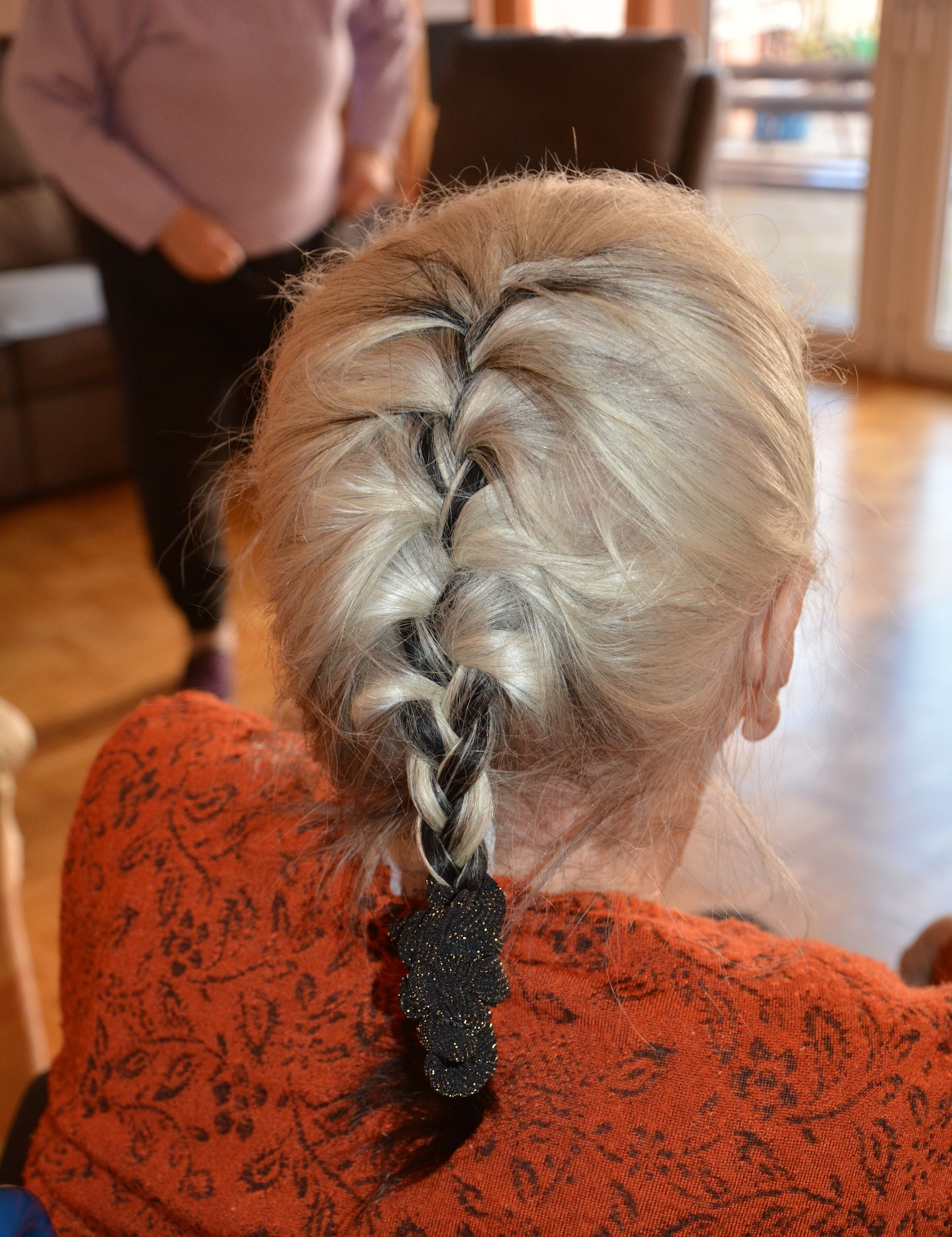 Frizura pri veseli Nensi