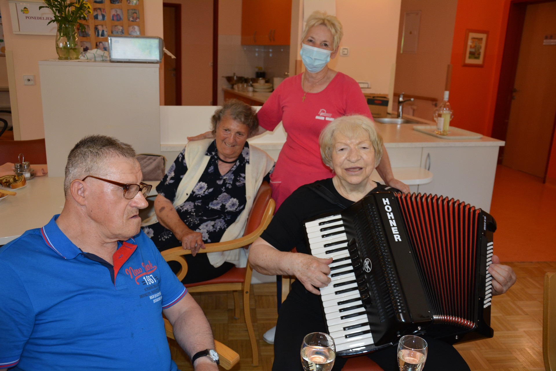 Gospodinja Vida praznuje