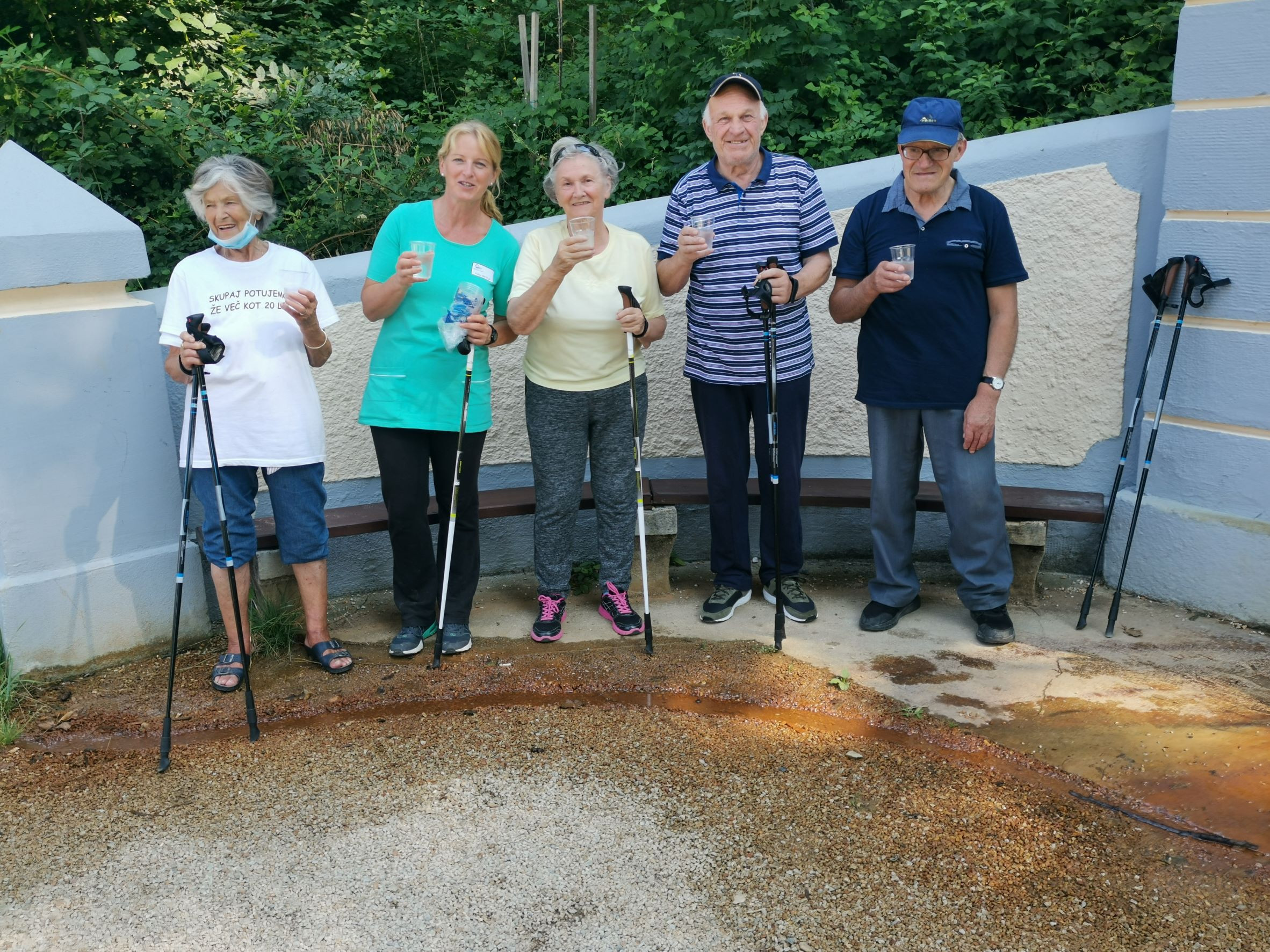 Hoja s palicami do izvira vode